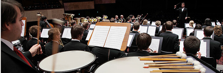 Das Paukenkonzert von Harold Bedoya wird am 6. April von der Mannheimer Bläserphilharmonie und dem langjährigen Pauker Dominique Civilotti welturaufgeführt.